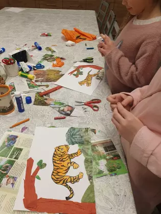 Dzieci wykonują pracę plastyczną.