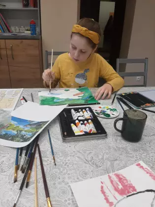 Dziecko koloruje obrazek