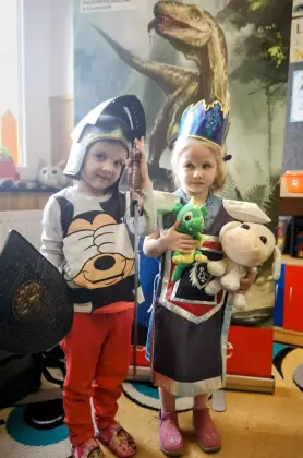 Dzieci przebrane za rycerza i królową