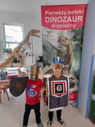 Chłopcy przebrani za rycerzy. W tle Smok Wawelski z Lisowic