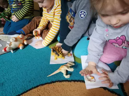 Przedszkolaki tworzą pracę plastyczną.