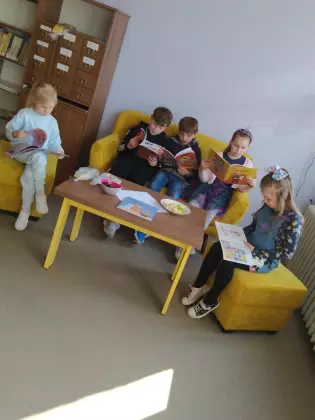 Dzieci czytają książki.