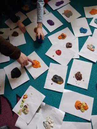 Tropy dinozaurów w plastelinie