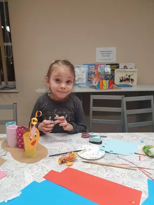 Dziewczynka w bibliotece.