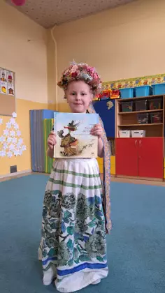 Dziewczynka w przedszkolu.