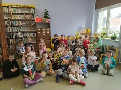 Zdjęcie grupowe dzieci w bibliotece.
