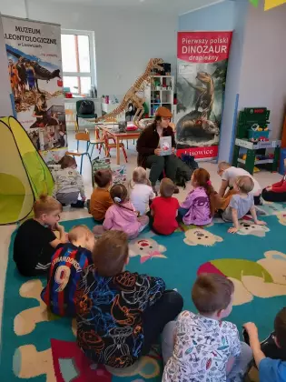 Przedszkolaki na dywanie.