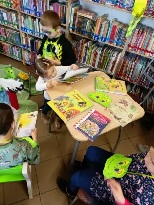 Dzieci czytają książki