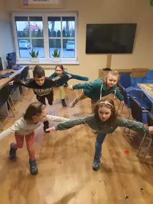 Dzieci wykonują zabawy ruchowe