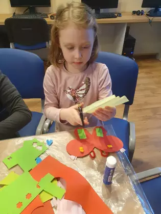 Dziewczynka w bibliotece.