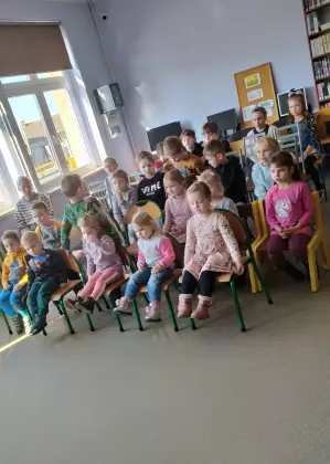 Dzieci w bibliotece.