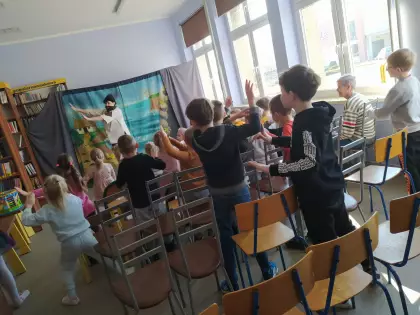 Teatrzyk w bibliotece.