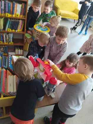 Dzieci bawią się zabawką.