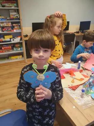 Chłopiec z motylem  z papieru.