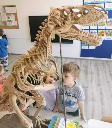 Dinozaur w przedszkolu.