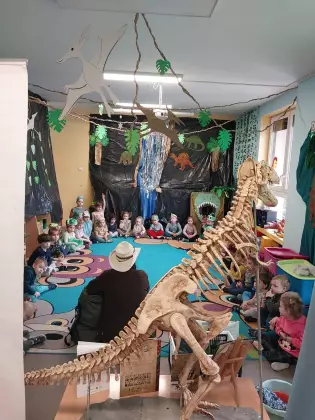Spotkanie w przedszkolu z dinozaurem