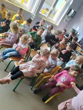 Dzieci w bibliotece.