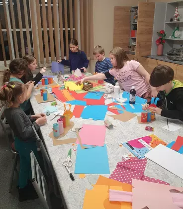 Dzieci w bibliotece.