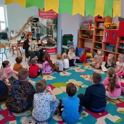 Pani opowiada przedszkolakom o świecie dinozaurów