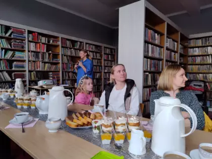 Uczestniczki słuchają prelekcji o produktach aloesowych.