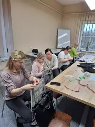 Uczestniczki ze sznurków tworzą torebkę.