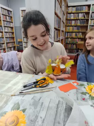 Uczestniczka pokazuje swoję kurki wykonane z wytłaczanki po jajkach.