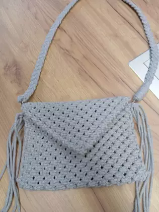 Ukończona szara torebka z makramy
