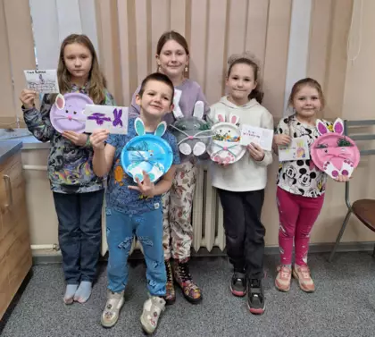 Wspólne zdjęcie dzieci po zajęciach plastycznych z wykonanymi pracami.