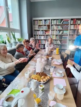 Panie siedzą przy wspólnym stole i testują kremy aloesowe.