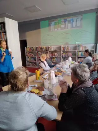 Uczestniczki warsztatów słuchają informacji o aloesie.