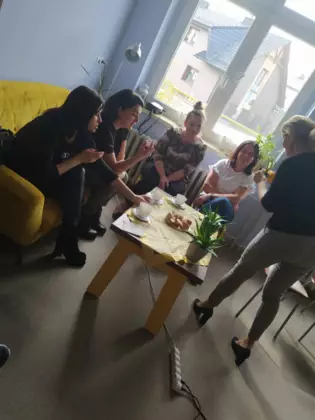 Uczestniczki warsztatów kosztują sok aloesowy.