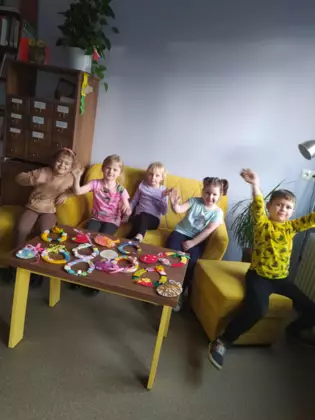 Wspólne zdjęcie na kanapie po zajęciach w bibliotece.