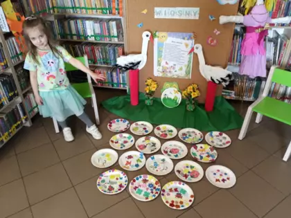 Dziewczynka prezentuje wszystkie wiosenne twalerzyki