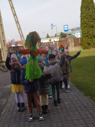 Dzieci idą z Marzanną.