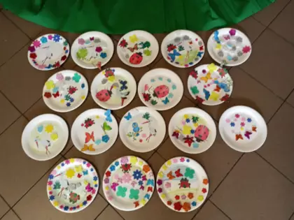 Wiosenne prace plastyczne (wiosna na talerzyku) wykonane przez przedszkolaki