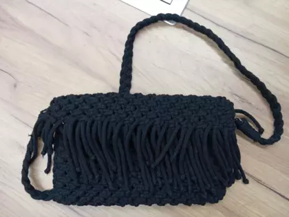 Skończona czarna torebka z frędzlami z makramy