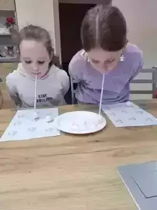 Dziewczyny bawią się w zabawę zbierania jajeczek wielkanocnych.