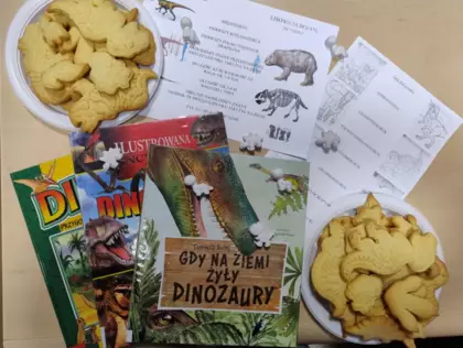Książki o dinozaurach, ciasteczka w kształcie dinozaurów