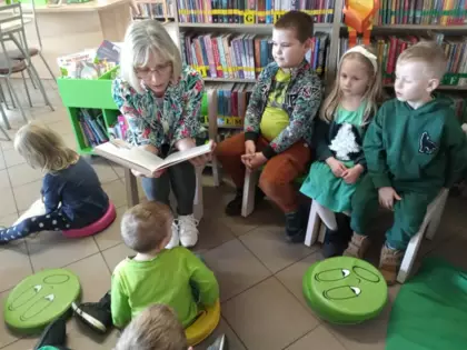 Pani z biblioteki czyta przedszkolakom wiersze