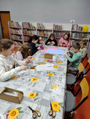 Grupa dzieci wykonuje prace plastyczną