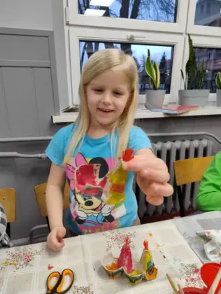 Dziewczynka wykonuje prace plastyczną.