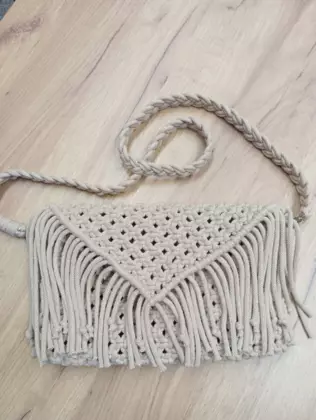 Skończona beżowa torebka z frędzlami z makramy