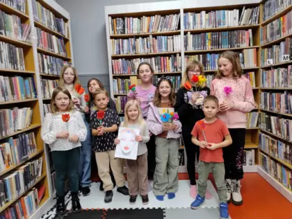 Wspólne zdjęcie po zajęciach plastycznych.