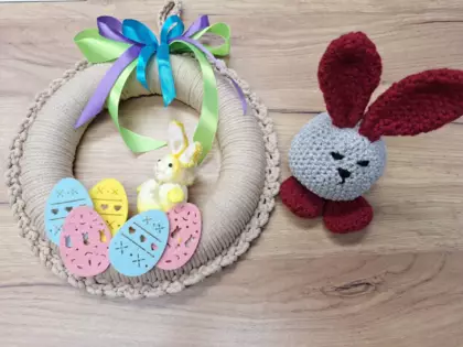 Wianek i zajączek wielkanocny wykonany na szydełku.