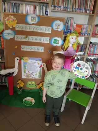 Chłopczyk prezentuje swój wiosenny twalerzyk