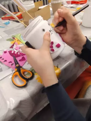 Dziewczynka rysuje swojemu króliczkowi wąsy