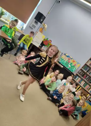 Dzieci oglądają pokaz tańca dziewczynki.