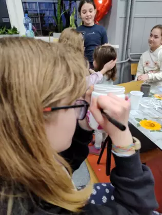 Dziewczynka rysuje swojemu króliczkowi wąsy