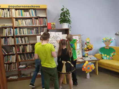 Dzieci malują obrazek Pani Wiosny.