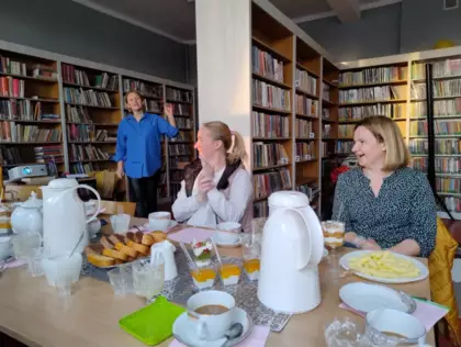 Uczestniczki testują kremy aloesowe.